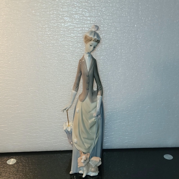 Vintage LladroLady With DogSculpture in Gray and Cream 14